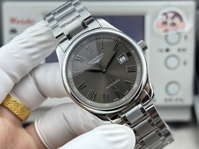 980 Tw出品的40Mm名匠“灰面”浪琴传统系列，浪琴全新推出制表传统腕表，它将现代美学理念和复古元素结合起来，精钢表壳经全面抛光处理，在视觉上显得更加精致，