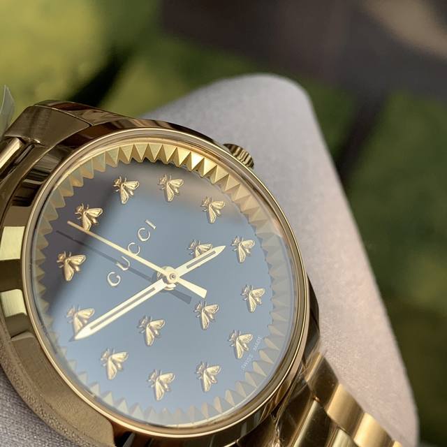 Gucci. Same color as the previous one. The engraving on the back of the watch is