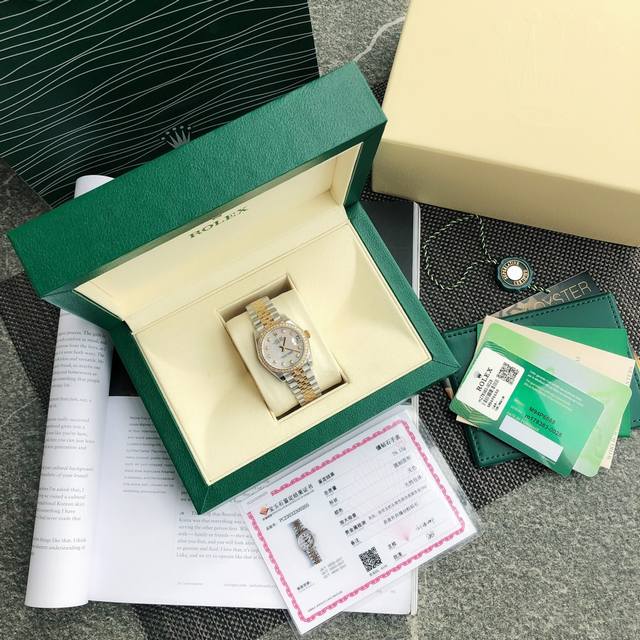 劳力士Rolex女款蚝式日志型腕表！年度最火的天然贝壳字面表盘，外圈镶嵌48颗Vs级别天然真钻！每一块表都中国Gtc权威机构出具的真钻证书！表盘尺寸31毫米。采