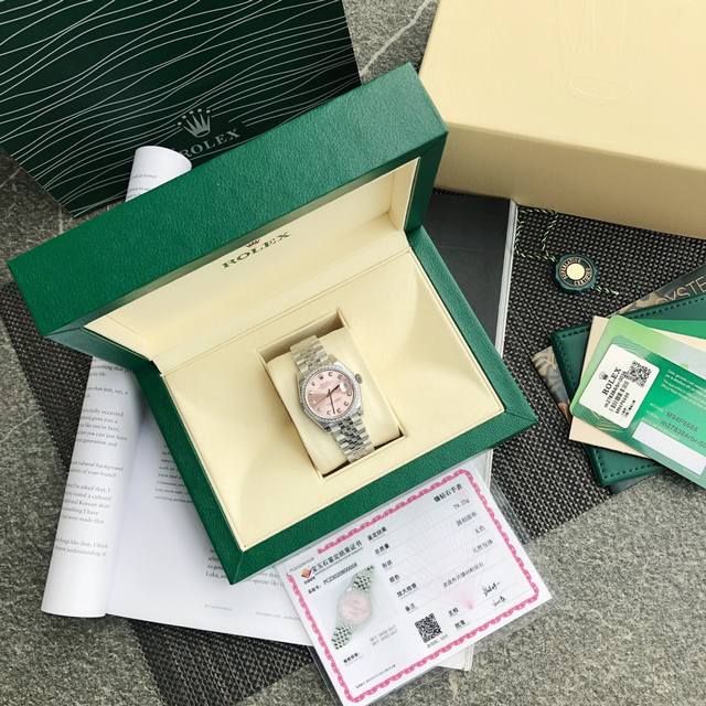 劳力士Rolex女款蚝式日志型腕表！年度最火的粉色字面表盘，外圈镶嵌48颗Vs级别天然真钻！每一块表都中国Gtc权威机构出具的真钻证书！表盘尺寸31毫米。采用9