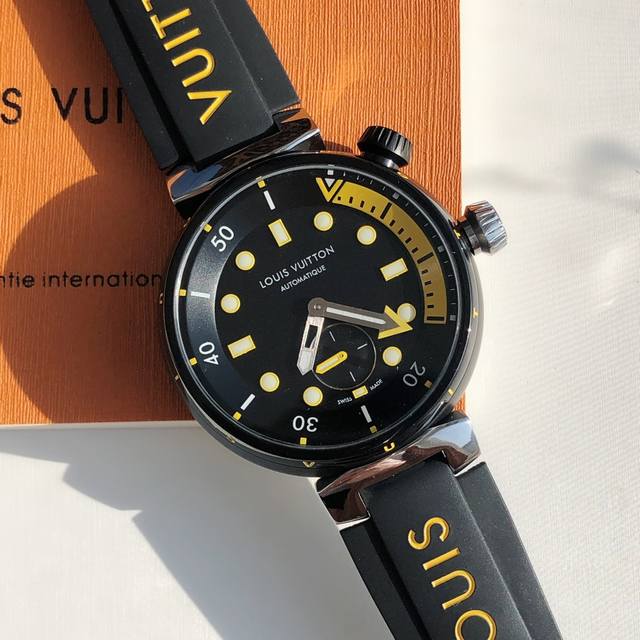 The original LV Tambour series watch is here! The 44mm size is perfect for those The original LV Tambour series watch is here! The 44mm size is perfect for those