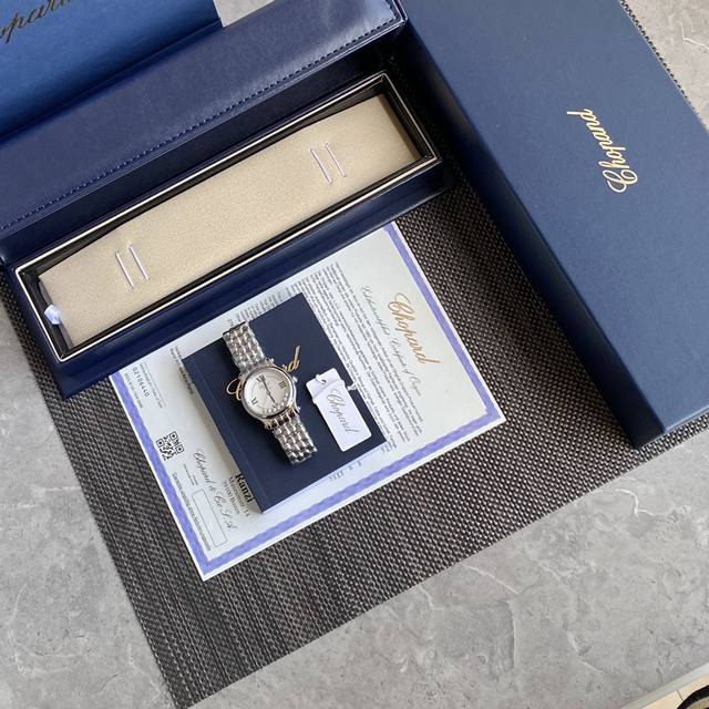 肖邦快乐钻手表33Mm 快乐钻 Happy Diamonds 作为萧邦最热门最畅销的系列一直以细腻的手法诠释萧邦标志性灵动钻石的概念。此系列作品柔美而时尚，让每