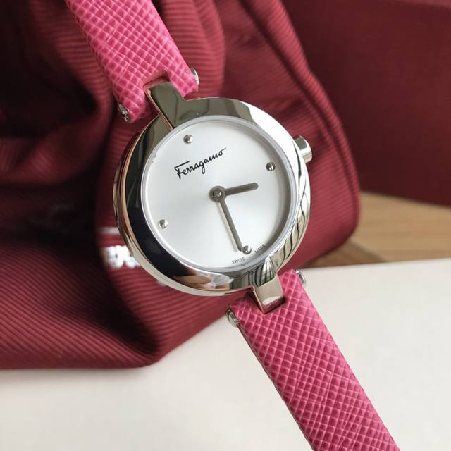 原盒:80 菲拉格慕 Ferragamo Salvatore 女士手表，26Mm，蓝宝石玻璃，瑞士石英机芯，原厂原单尾货！最新款，超级好价出。
