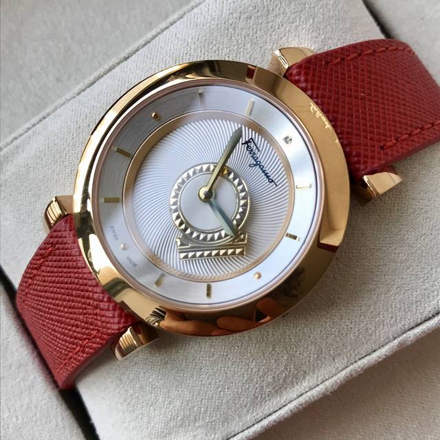 原盒:80 带全套包装！菲拉格慕Fq4石英女表，保真！表径~37Mm，30米生活防水，防炫目蓝宝石玻璃，绝美表盘内“Gancino”标志可旋转，隐藏式把头设计，
