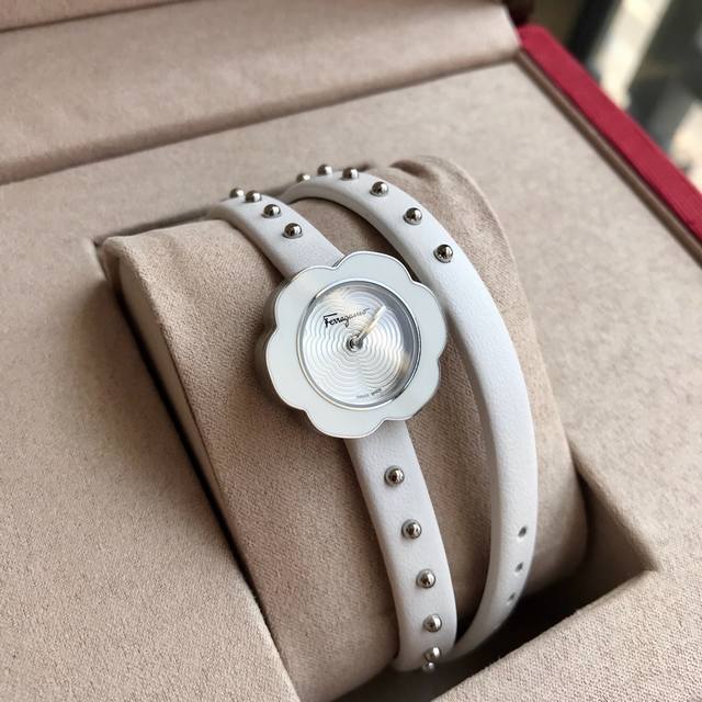 原盒:80 新款专柜同步上新!菲拉格慕 Ferragamo Salvatore 女士手表,花朵造型,26Mm表径,蓝宝石玻璃,瑞士石英机芯,原厂原单尾货!最新款 原盒:80 新款专柜同步上新!菲拉格慕 Ferragamo Salvatore 女士手表,花朵造型,26Mm表径,蓝宝石玻璃,瑞士石英机芯,原厂原单尾货!最新款