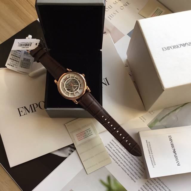 阿玛尼 Emporio Armani 自动机械镂空时尚潮流百搭男士腕表Ar1983 时尚休闲 潮流镂空设计 经典简约 富有现代艺术性的华美镂空 进口牛皮表带 针