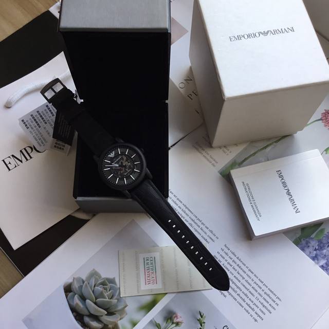 阿玛尼 Emporio Armani 皮质表带全自动镂空休闲机械男士腕表，型号60008 利落指针设计，简约刻度镂空表盘可看到机芯运转沉稳大气，直经43Mm，雅