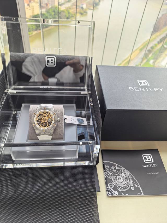 宾利-Bentley 曜影系列 360°全景塑造通透视觉呈现，精心把控 细节刻度棱角分明 高透水晶表壳 表直径 45Mm 搭载品牌自主研发瑞士Bx1220 自动