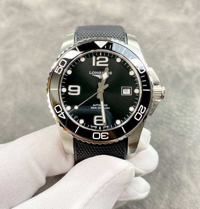 1110Longines 浪琴 康卡斯系列，尺寸41Mm，316L精钢壳套完美无瑕，打磨工艺高超，树立复刻业界新标杠。陶瓷表圈拥有正品级别的高级质感，刻度的立体