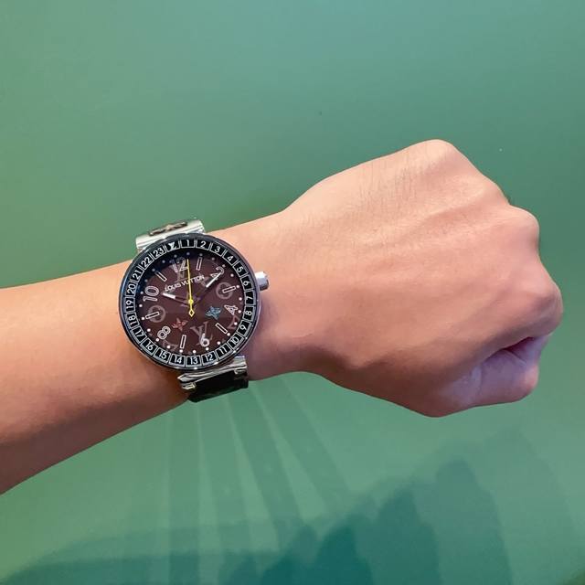 390 High-quality Louis Vuitton (LV) watch. A sleek and sophisticated design, sty 390 High-quality Louis Vuitton (LV) watch. A sleek and sophisticated design, sty