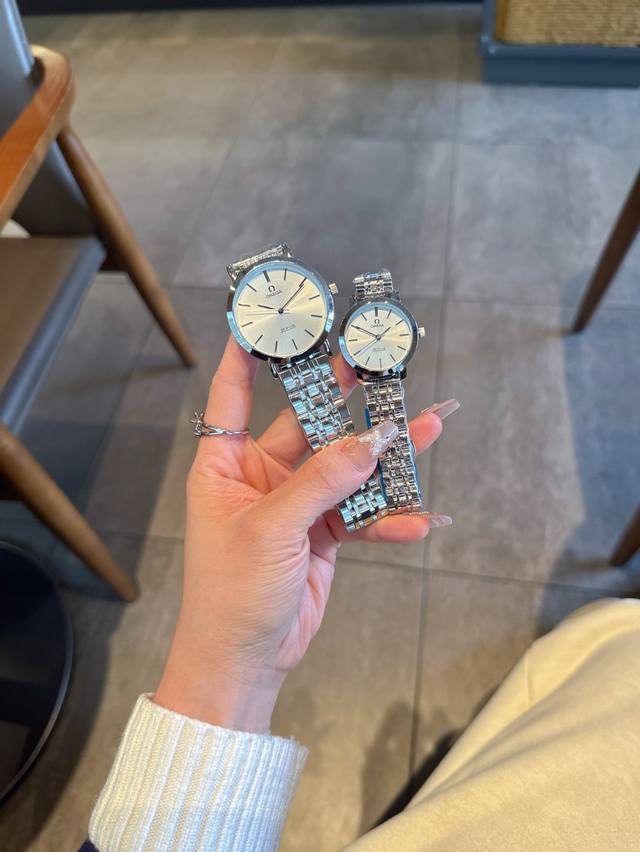 白230 金330欧米茄情侣对表 原装进口石英机芯 矿物质玻璃镜面 316L精钢表壳 直径男40Mm女30Mm 厚8Mm 如果今天的阳光 停止了它耀眼的光芒。那