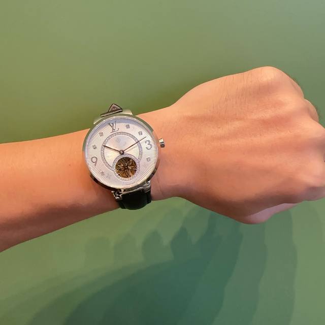 520Lv Louis Vuitton large dial with high-precision diamond-set dial, dimensions: 520Lv Louis Vuitton large dial with high-precision diamond-set dial, dimensions: