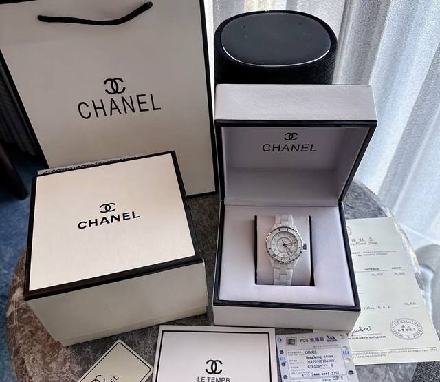 250Chanel香奈儿 J12系列 腕表 石英机芯 陶瓷表带 33Mm 白色表盘 女表 200米防水深度 250Chanel香奈儿 J12系列 腕表 石英机芯 陶瓷表带 33Mm 白色表盘 女表 200米防水深度