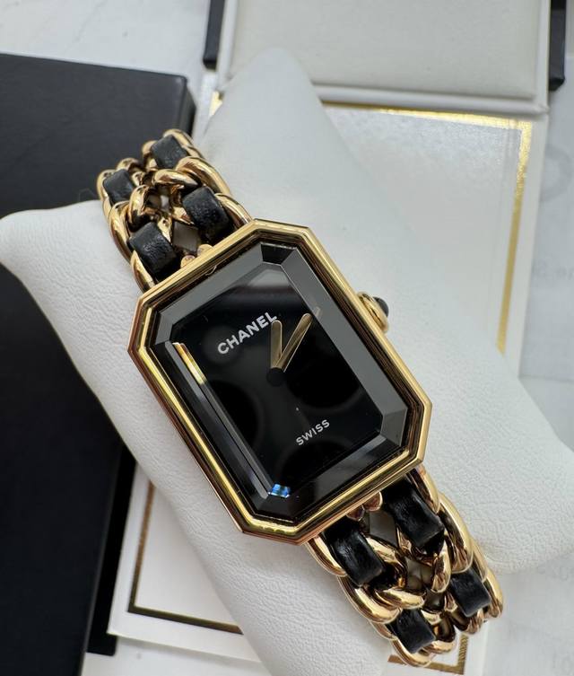 350Chanel 香奈儿 Vintage premiere方糖 型号:H6951黑金手表, S码,独特的八角形表盘设计,表带灵感来自Cf链条,黑金最显白不挑人 350Chanel 香奈儿 Vintage premiere方糖 型号:H6951黑金手表, S码,独特的八角形表盘设计,表带灵感来自Cf链条,黑金最显白不挑人