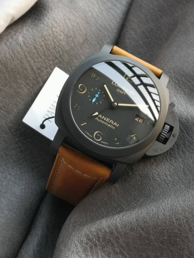 1630) features a ceramic case, a sandwich dial with luminous Arabic numerals, a