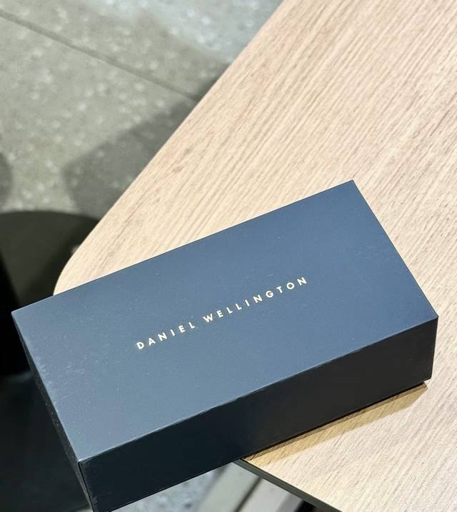 260被Dw这块手表的实物给惊艳到了 白色表盘和金色表带真的太搭了 这个表盘的尺寸不管手腕粗细戴起来都Hin好看 米兰表带敲有质感 戴上显白又气质 礼盒包装也好