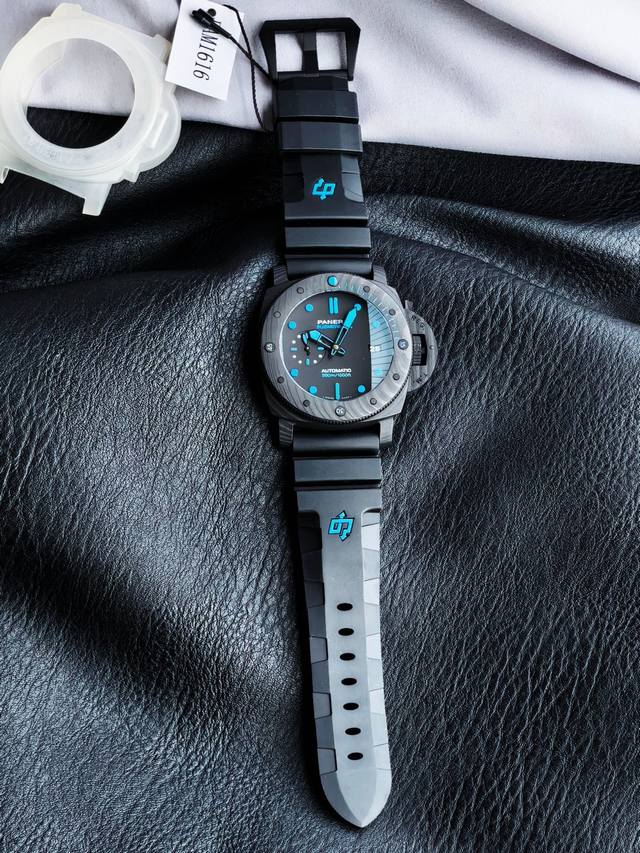 1690: Panerai Submersible PAM01616 watch, featuring a Carbotech carbon fiber com