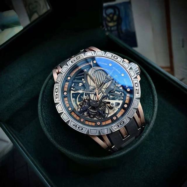1010) features a 46mm case and a fully automatic mechanical movement. This is a