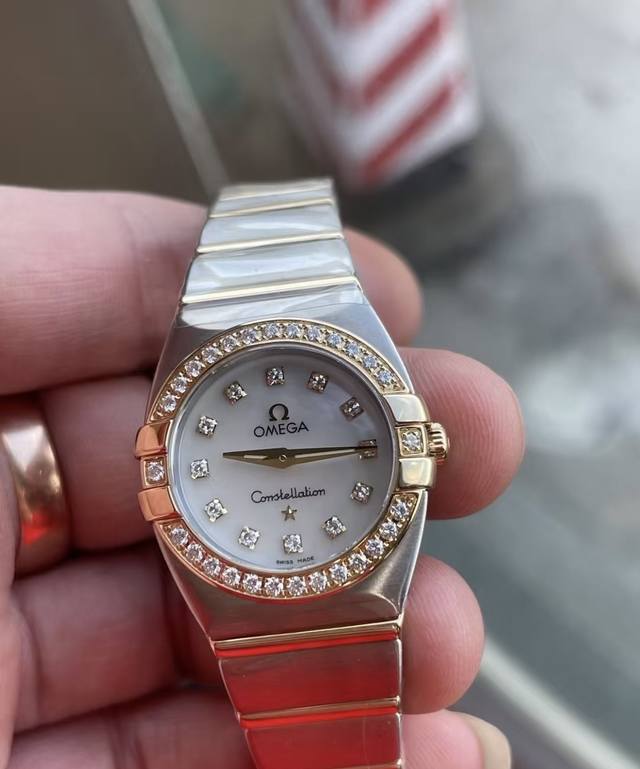 440欧米茄黄金双鹰星座系列女表 24毫米表盘 天然珍珠贝母盘面 Vvs天然真钻石刻度 Vvs天然真钻石圈口 里外原镶钻 蓝宝石镜面 搭载欧米茄Cal.1376