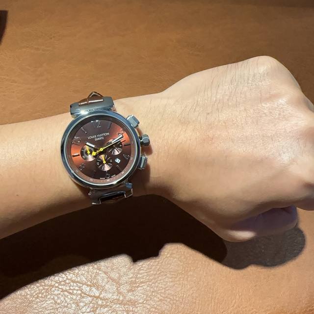 430Lv Louis Vuitton, with Tambour's signature round case, gives it a more sophis 430Lv Louis Vuitton, with Tambour's signature round case, gives it a more sophis