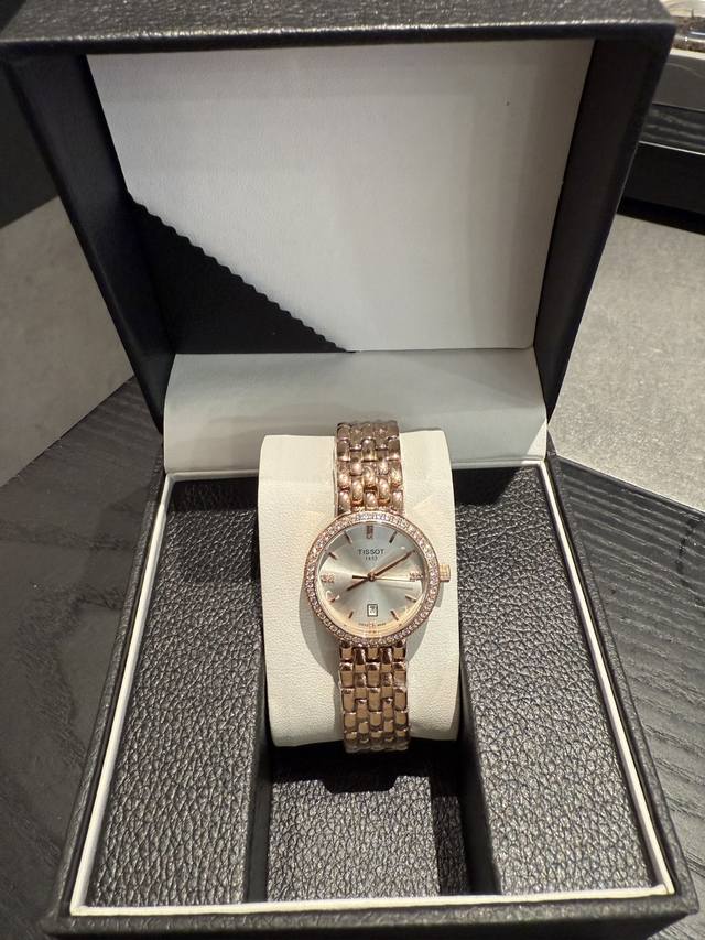 id2994961Fff, features a striking white diamond 300mm case and a gold diamond 42