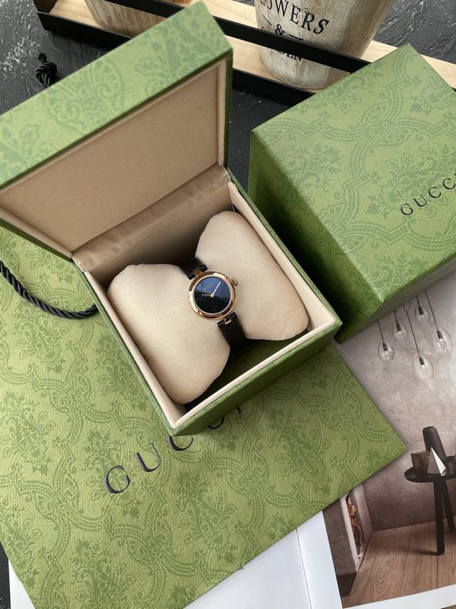 520 Gucci Quartz Women's Watch. Original Swiss movement, sapphire crystal, diamo