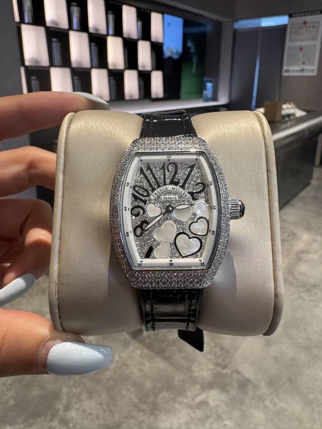 420 Franker Muller V32 Tonneau Series: Luxurious diamond-encrusted classic numer
