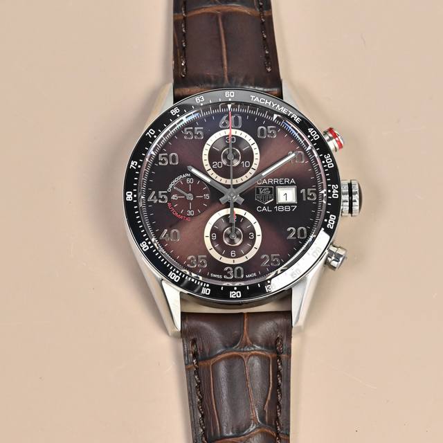 1760Time Factory：泰格豪雅卡莱拉系列Cv2A12.Fc6236腕表，精钢表壳搭配深棕色意大利进口小牛皮表带，蓝宝石水晶玻璃，棕色表盘，搭载Cal