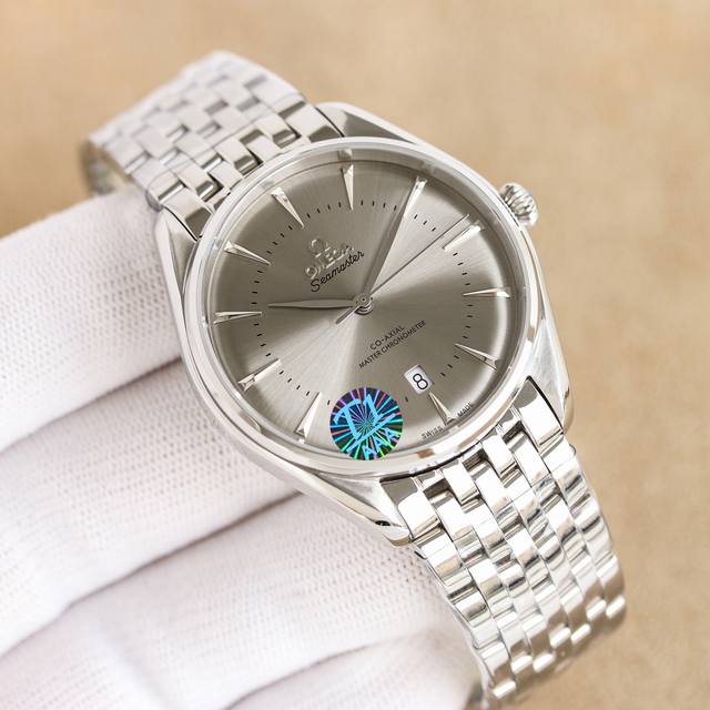 白1500金玫 钢带100 Vs出品欧米茄 Omega 推出一款特别系列都市版腕表瑞士精品店独家限量。团队耗时12个月打造完毕 新款腕表限量1,291枚 纪念瑞