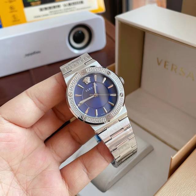 Versace 范思哲Vevi系列女表，采用独特的日晖纹表盘面和螺丝钉设计，12时位美杜莎头像醒目张扬掀起现代风范，进口蓝宝石玻璃，外径38Mm，50米生活防水