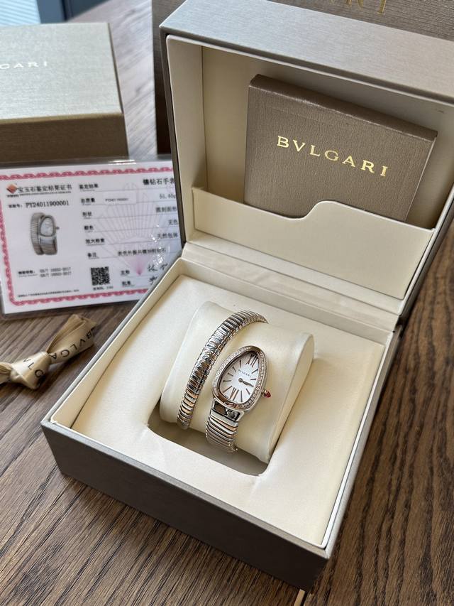 Genuine diamonds, Bulgari's classic serpentine design, 35mm in size. The exquisi Genuine diamonds, Bulgari's classic serpentine design, 35mm in size. The exquisi