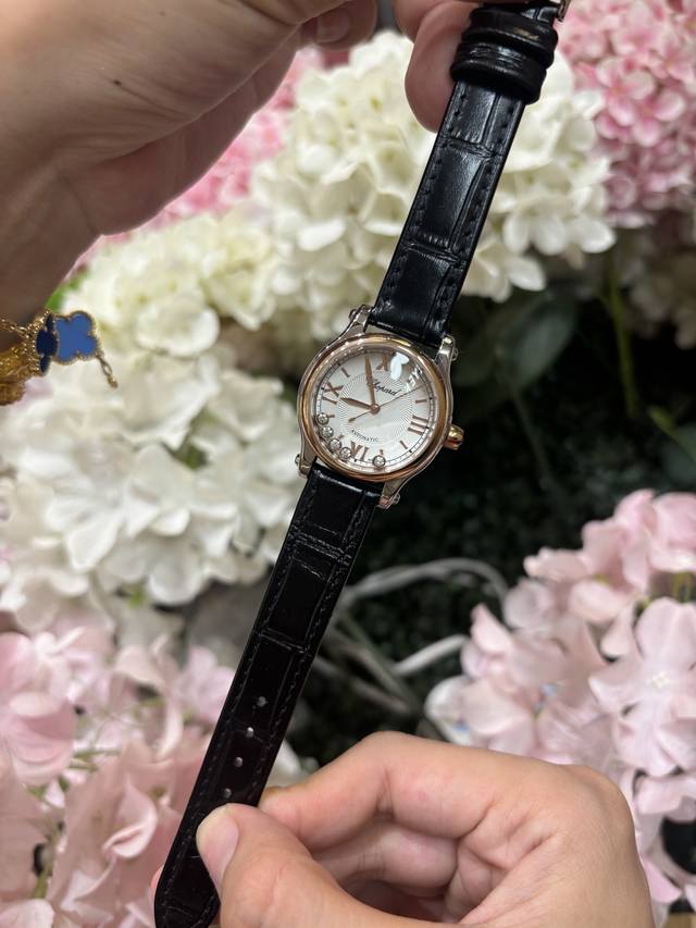 520 Available in three sizes. The Happy Diamonds series, one of Chopard's most p