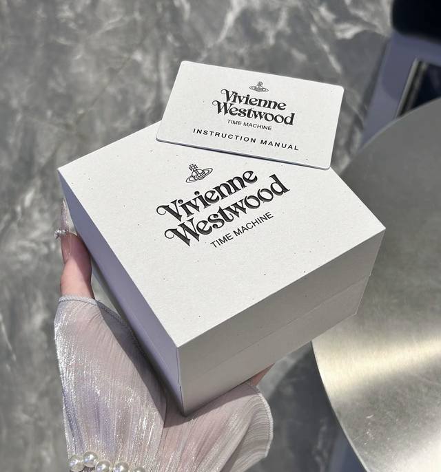 390Vivienne Westwood 腕表 石英机芯 精钢表带 粉色表盘 女表 可购礼盒 西太后火龙果色玫红表盘经典土星 50米防水