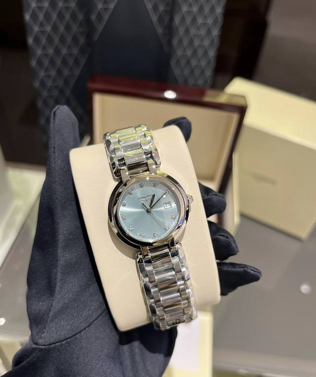 520浪琴心月冰蓝色黄黑皮轻松驾驭～ 夏天来了，手腕间一抹冰蓝增添几分清爽的感觉！ 浪琴心月冰蓝色表盘，干净清澈，清爽有质感，带在手上增添几分活力！ 30Mm表