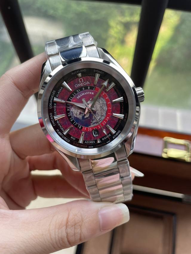 520Omega- 海马系列 Aqua Teera 150米150M腕表直径41.5毫米 地球面 日历显示 316L精钢 原装壳套 大厂壳套 原版字面立体时丁超