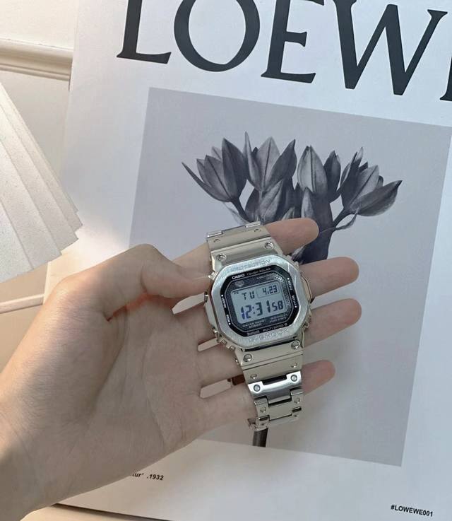 310发货实拍，终于出货！小银砖，银色Gmw-B5000D-1Jfb5000 35周年方块钢带表 采用了极为用心的抛光和打磨，显得质感非常高级。经典的G-Sho