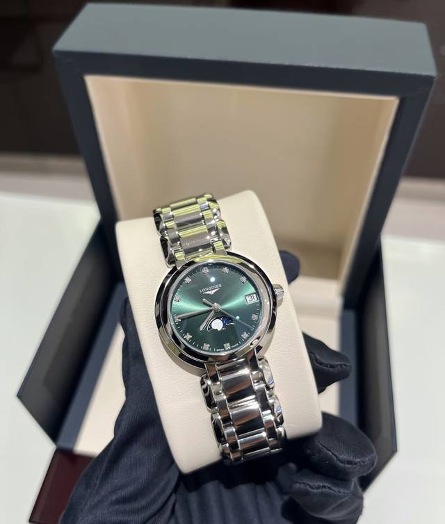 520) features an emerald dial, a 30.5mm crystal, a quartz movement, and a stunni 520) features an emerald dial, a 30.5mm crystal, a quartz movement, and a stunni
