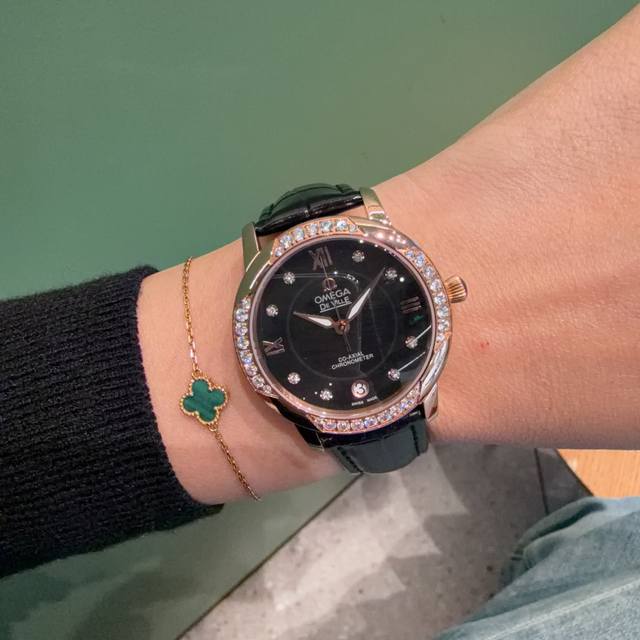 350Omega Omega 欧米茄爆款, 热销款,热尺寸:33Mm ,厚度:13Mm认真的推荐这款火爆的女款,任何场合必备,特别气质! 重要场合必备,专柜超好 350Omega Omega 欧米茄爆款, 热销款,热尺寸:33Mm ,厚度:13Mm认真的推荐这款火爆的女款,任何场合必备,特别气质! 重要场合必备,专柜超好