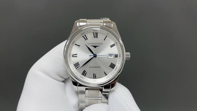 1300Tw watch combines modern aesthetics with vintage elements. The stainless ste