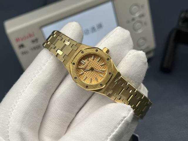 1630谁能拒绝这块爱彼霜金迷你23Mm 爱彼新出的这支皇家橡树67630Ba，把 贵气 展现到极致！表盘是细腻的沙金石肌理，光线底下会泛着细碎的光泽，格纹纹路