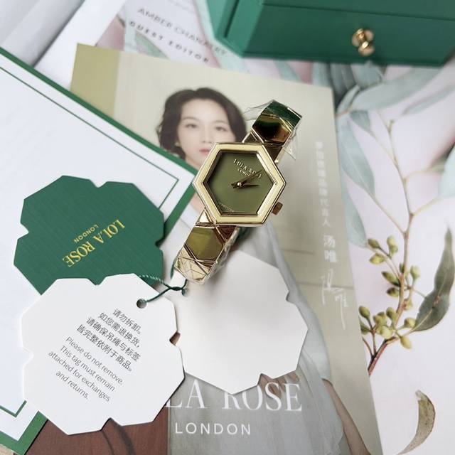 590新品！！Lola Rose罗拉玫瑰蜂巢系列小众轻奢高级女表！ 此款手表融合经典的Art Deco风格，双宝石表盘，结合闪耀的金色表带！六边形，高精度切割玛