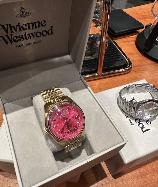 390不瞒你说这还是我第一次买西太后哈哈哈哈 之前被种草了这只火龙果手表 这次去香港玩正好在店里遇到 就立马拿下了 实物挺好看的 配色很抢眼 浓烈的玫红色表盘搭