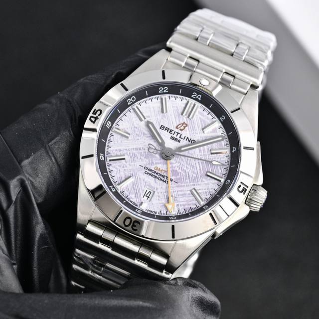 2210 Breitling, Chronomat Automatic GMT 40 A32398101M1A1! The highly anticipated