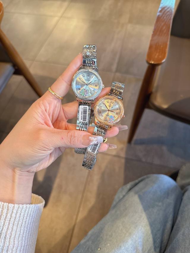 批白220 金310钢带+20 钻圈+20 欧米茄-Omega 女士腕表J46 进口石英机芯 316L精钢表壳 直径35Mm厚8Mm该款腕表备受女性喜爱,四季衣 批白220 金310钢带+20 钻圈+20 欧米茄-Omega 女士腕表J46 进口石英机芯 316L精钢表壳 直径35Mm厚8Mm该款腕表备受女性喜爱,四季衣