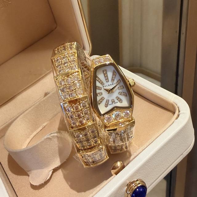 650 Bulgari, the Italian jewelry brand. Bulgari Serpentine-Spiga series watch. T 650 Bulgari, the Italian jewelry brand. Bulgari Serpentine-Spiga series watch. T
