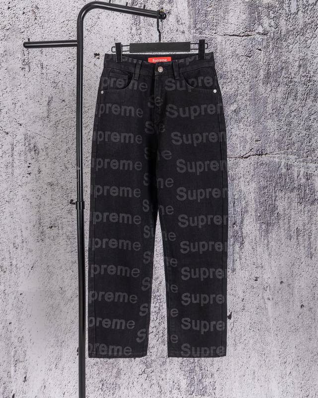 170 Supreme 26Ss新款经典字母Logo满印直筒牛仔裤 潮人衣柜必备款！经典纯黑底色搭配全身Supreme满印字母Logo，低调中自带辨识度，奢潮氛