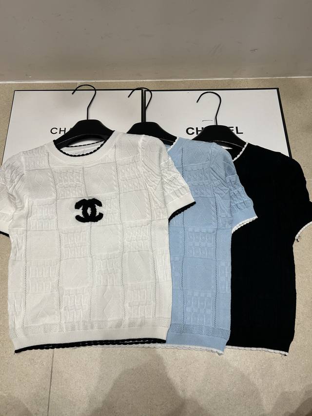 New Arrival Style Number: 59507 #80 #Fragrant Flocked Logo Plaid Short-Sleeve T-