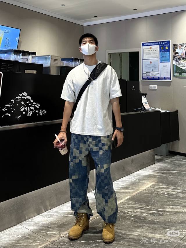 P200 Model Photos Style Number: Dc373# Louis Vuitton High-Grade Mosaic Small Che