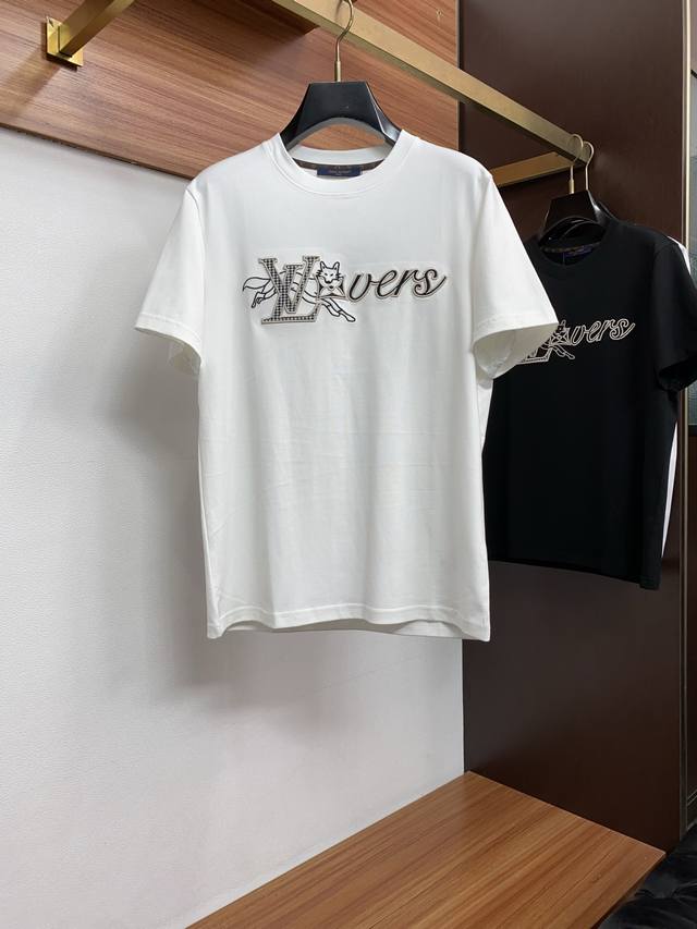 P160 1V路易威登 Ss新工艺Logo纯棉质微阔版圆领男士短袖T恤，新季新推系列将标识巧妙融入设计，塑就一系列充满复古风情的运动风单品。在这款百搭T恤上，带