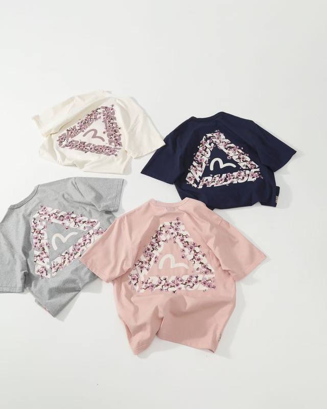 180 Evisu×Palace联名樱花短袖 王一博 揽佬等网红明星上身 定织300G双纱精梳棉 胸口口袋简单Logo印花 背后重工百灵达万针刺绣 细节满满 成